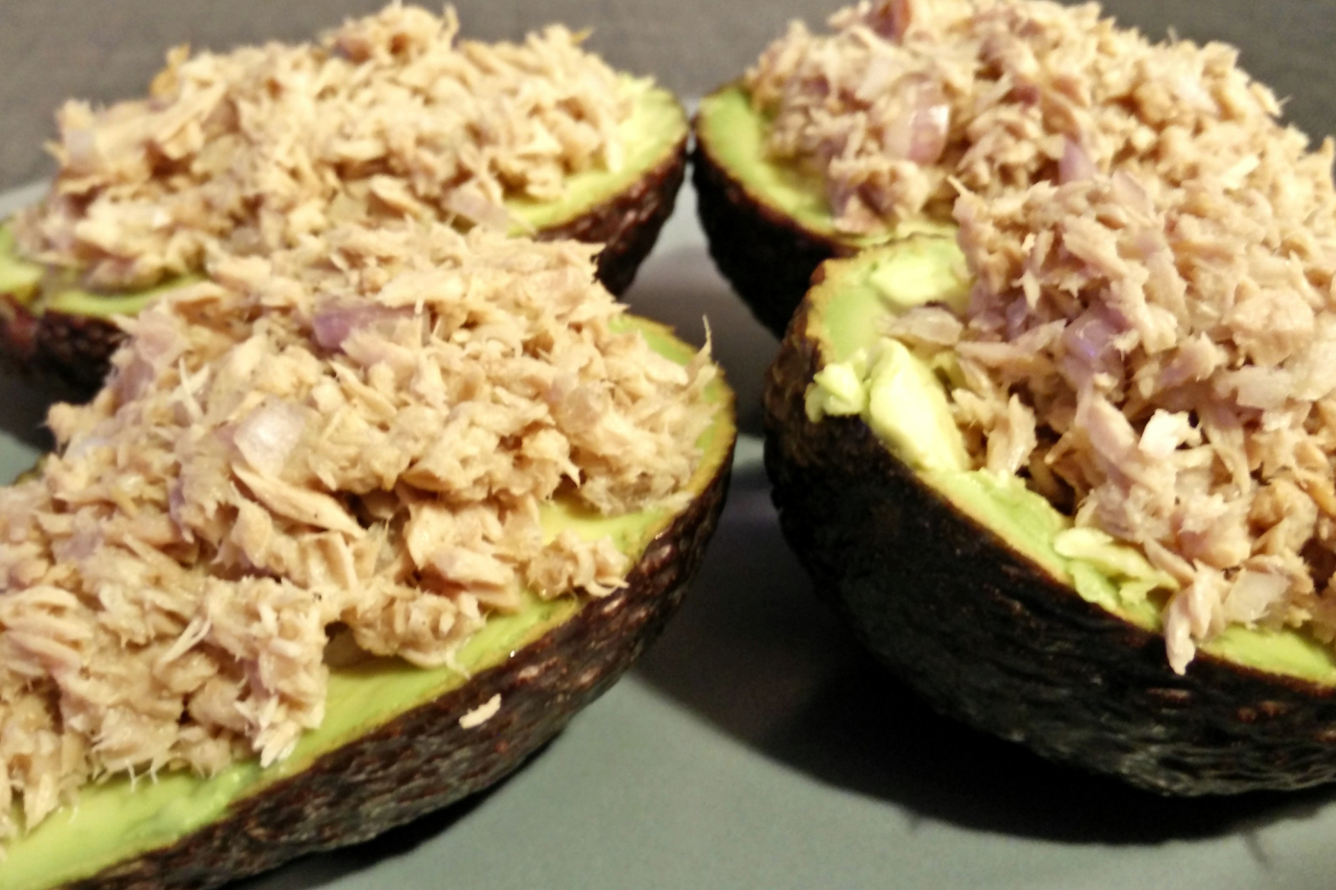 Avocados gefüllt mit Thunfisch Avocados mit Thunfisch